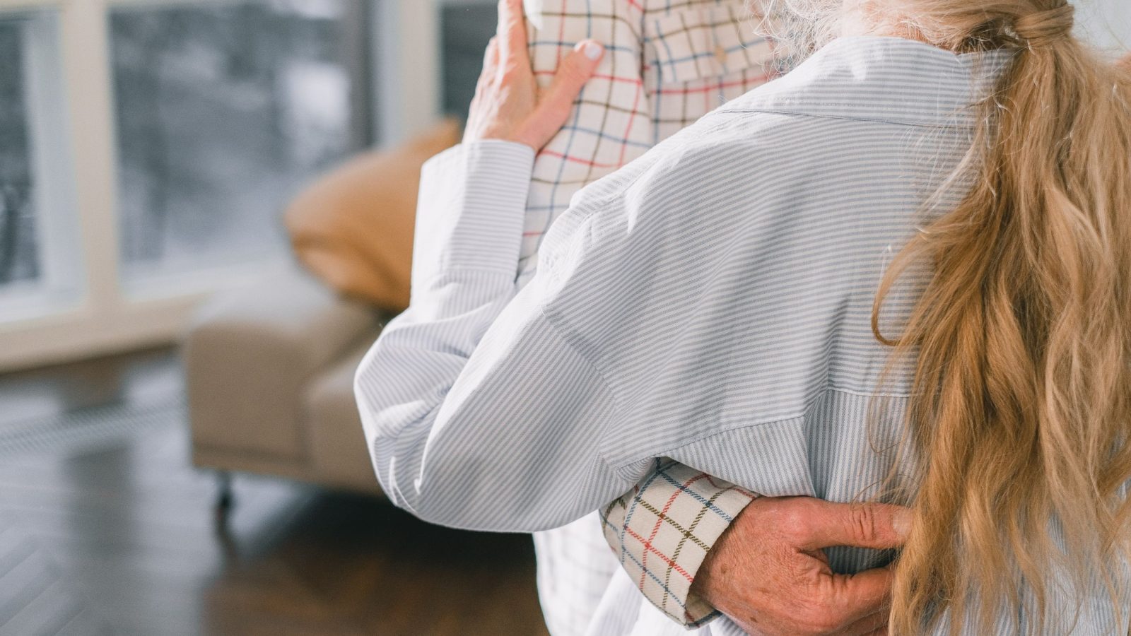 Pflegekraft betreut eine Seniorin liebevoll zu Hause